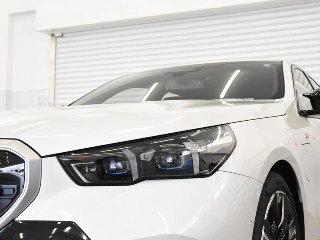 ｉ５ Ｍ６０　ｘＤｒｉｖｅ　ＬＥＤヘッドライト　純正ＡＷ　コンフォートＡ　オートＴ　カーブドＤ　トップビュー＆Ｂカメラ　ＨＵＤ　ＡＣＣ　ハーマンカードン　純正ＨＤＤナビ　地デジ　ハーフ革　前後シートヒーター　ＳＯＳコール　ＥＴＣ（7枚目）