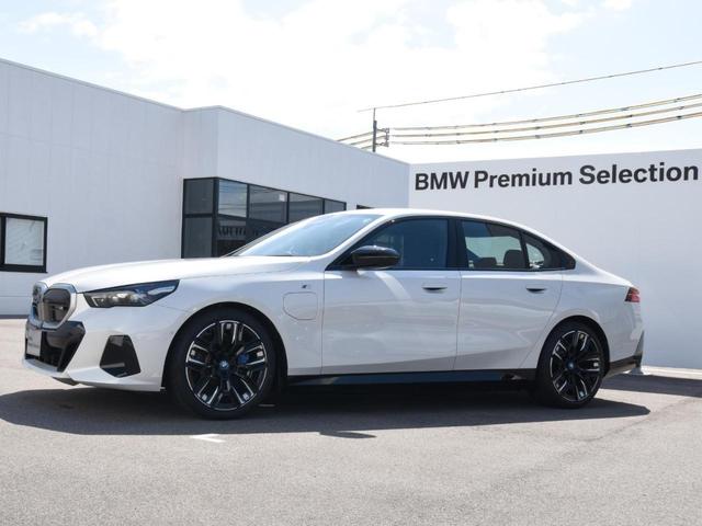 ｉ５ Ｍ６０　ｘＤｒｉｖｅ　ＬＥＤヘッドライト　純正ＡＷ　コンフォートＡ　オートＴ　カーブドＤ　トップビュー＆Ｂカメラ　ＨＵＤ　ＡＣＣ　ハーマンカードン　純正ＨＤＤナビ　地デジ　ハーフ革　前後シートヒーター　ＳＯＳコール　ＥＴＣ（10枚目）