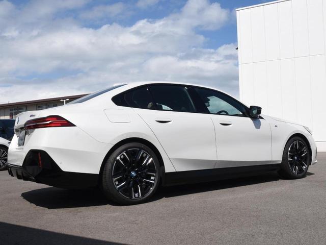 ｉ５ Ｍ６０　ｘＤｒｉｖｅ　ＬＥＤヘッドライト　純正ＡＷ　コンフォートＡ　オートＴ　カーブドＤ　トップビュー＆Ｂカメラ　ＨＵＤ　ＡＣＣ　ハーマンカードン　純正ＨＤＤナビ　地デジ　ハーフ革　前後シートヒーター　ＳＯＳコール　ＥＴＣ（18枚目）