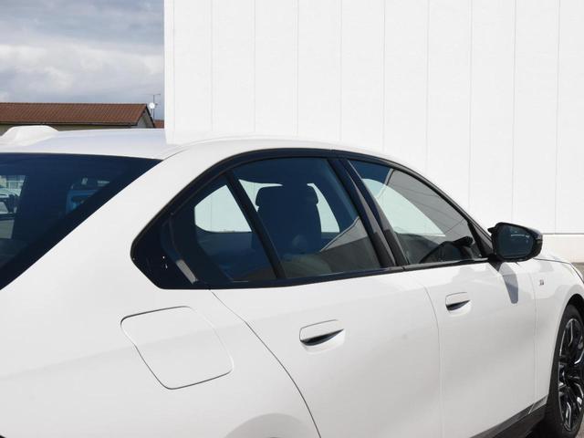 ｉ５ Ｍ６０　ｘＤｒｉｖｅ　ＬＥＤヘッドライト　純正ＡＷ　コンフォートＡ　オートＴ　カーブドＤ　トップビュー＆Ｂカメラ　ＨＵＤ　ＡＣＣ　ハーマンカードン　純正ＨＤＤナビ　地デジ　ハーフ革　前後シートヒーター　ＳＯＳコール　ＥＴＣ（20枚目）