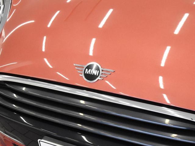 ＭＩＮＩ ローズウッドエディション　限定車　ＬＥＤヘッドライト　ＵＪテールライト　純正ＡＷ　コンフォートアクセス　専用サイドスカットル　衝突被害軽減ブレーキ　ハーフ革　専用トリム　ＳＯＳコール　オートライト＆ワイパー　純正ナビ　Ｂカメラ（4枚目）