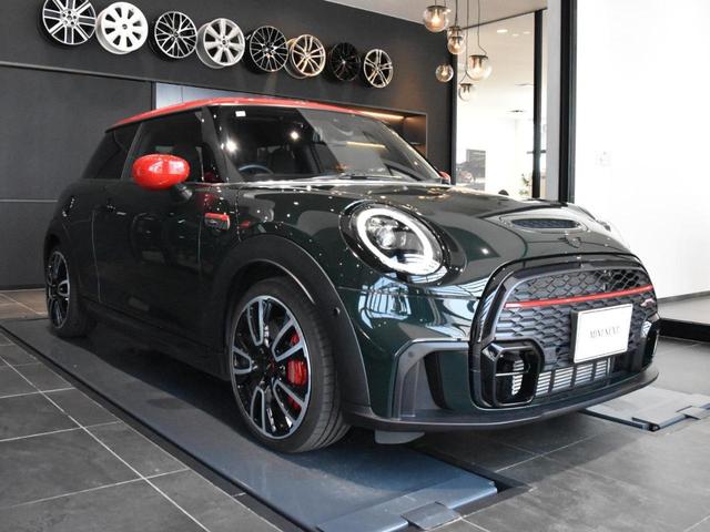 ＭＩＮＩ ジョンクーパーワークス　エッセンシャル・トリム　後期　ＬＥＤヘッドライト　純正ＡＷ　コンフォートアクセス　ハーフ革　シートヒーター　ヘッドアップディスプレイ　純正ＨＤＤナビ　Ｂカメラ　パーキングアシスト　ＳＯＳコール　ミラーＥＴＣ　パドルシフト（4枚目）