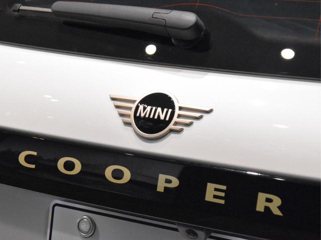 ＭＩＮＩ クーパーＳＥ　フェイバリット・トリム　ＬＥＤヘッドライト　純正ＡＷ　コンフォートアクセス　青革　シート＆ステアヒーター　ＨＤＤナビＡＲ　トップビュー＆Ｂカメラ　パークアシストプラス　ワイヤレスチャージ　ハイビームアシスト　ＳＯＳ　ＥＴＣ（21枚目）