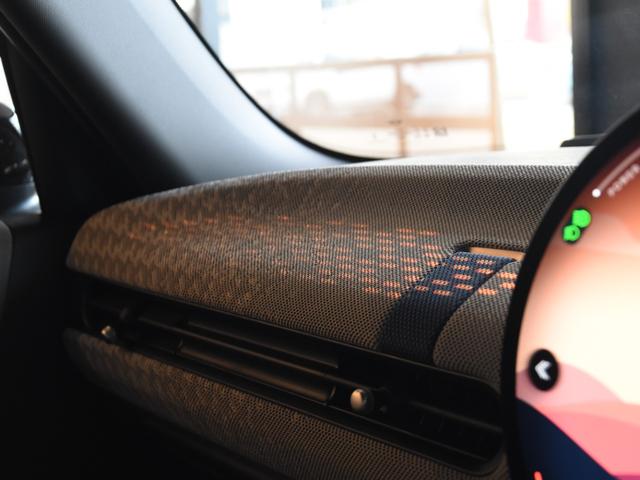 ＭＩＮＩ クーパーＣ　フェイバリット・トリム　フェイバードトリム　コンフォートアクセス　ヘッドアップディスプレイ　ＬＥＤヘッドライト　ハイビームアシスト　ＳＯＳ　ドライビングアシスタント　ステア＆シートヒーター　ＨＤＤナビＡＲ　ワイヤレスチャージ（47枚目）