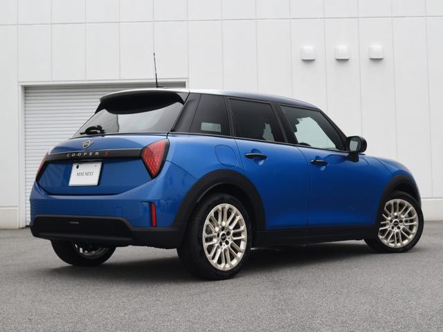ＭＩＮＩ クーパーＳ　フェイバリット・トリム　フェイバードトリム　マルチトーンルーフ　ステア＆シートヒーター　ヘッドアップディスプレイ　ハーマンカードン　ドライビングアシストプラス　パークアシストプラス　　ワイヤレスチャージ　ハイビームアシスト（2枚目）