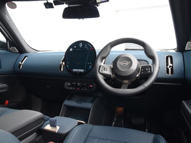 MINI カントリーマンD フェイバリット・トリム フェイバードトリム Mパッケージ OP20インチAW ステア&シートヒーター ドライビングアシストプロ パークアシストプラス ハーマンカードン ヘッドアップディスプレイ ワイヤレスチャージ(3枚目)