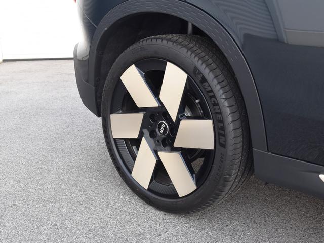 MINI カントリーマンD フェイバリット・トリム フェイバードトリム Mパッケージ OP20インチAW ステア&シートヒーター ドライビングアシストプロ パークアシストプラス ハーマンカードン ヘッドアップディスプレイ ワイヤレスチャージ(10枚目)