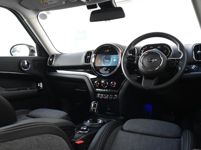 ＭＩＮＩ クーパーＤ　クロスオーバー　クラシック・トリム　ハーフ革　シートヒーター　オートトランク　アダプティブクルーズコントロール　ドライビングアシスト　パークアシスト　ワイヤレスチャージ　ＬＥＤヘッドライト　コンフォートアクセス（3枚目）