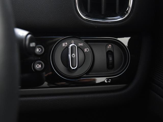 ＭＩＮＩ クーパーＤ　クロスオーバー　クラシック・トリム　ハーフ革　シートヒーター　オートトランク　アダプティブクルーズコントロール　ドライビングアシスト　パークアシスト　ワイヤレスチャージ　ＬＥＤヘッドライト　コンフォートアクセス（39枚目）