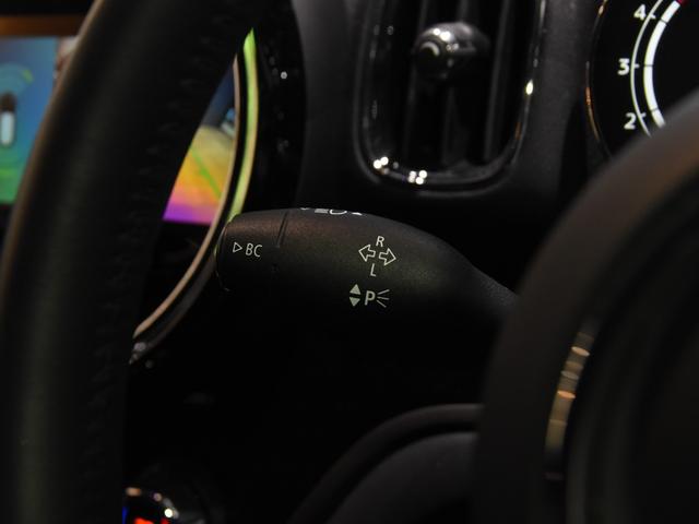 ＭＩＮＩ クーパーＤ　クロスオーバー　クラシック・トリム　ハーフ革　シートヒーター　オートトランク　アダプティブクルーズコントロール　ドライビングアシスト　パークアシスト　ワイヤレスチャージ　ＬＥＤヘッドライト　コンフォートアクセス（74枚目）