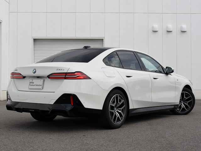 5シリーズ 523d xDrive Mスポーツ 弊社デモカー 電動パノラマルーフ harman/kardon アダプティブサス アイコニックグロー 前後シートヒーター ランバーサポート ドライビングアシストプロ パークアシストプロ オートトランク(2枚目)