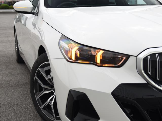 5シリーズ 523d xDrive Mスポーツ 弊社デモカー 電動パノラマルーフ harman/kardon アダプティブサス アイコニックグロー 前後シートヒーター ランバーサポート ドライビングアシストプロ パークアシストプロ オートトランク(6枚目)