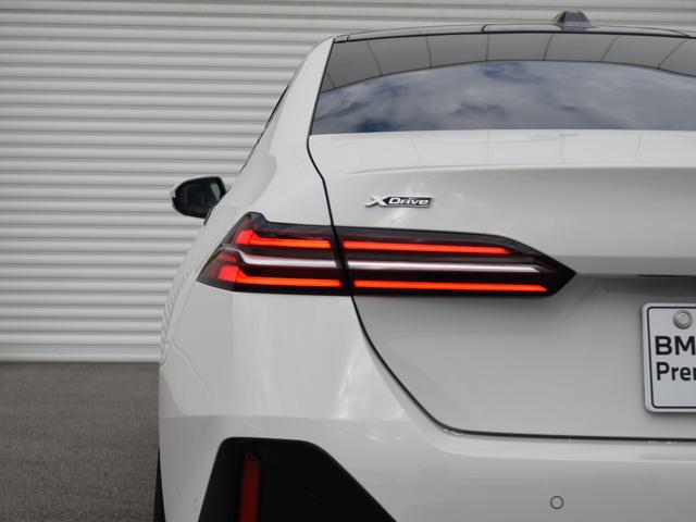 5シリーズ 523d xDrive Mスポーツ 弊社デモカー 電動パノラマルーフ harman/kardon アダプティブサス アイコニックグロー 前後シートヒーター ランバーサポート ドライビングアシストプロ パークアシストプロ オートトランク(8枚目)