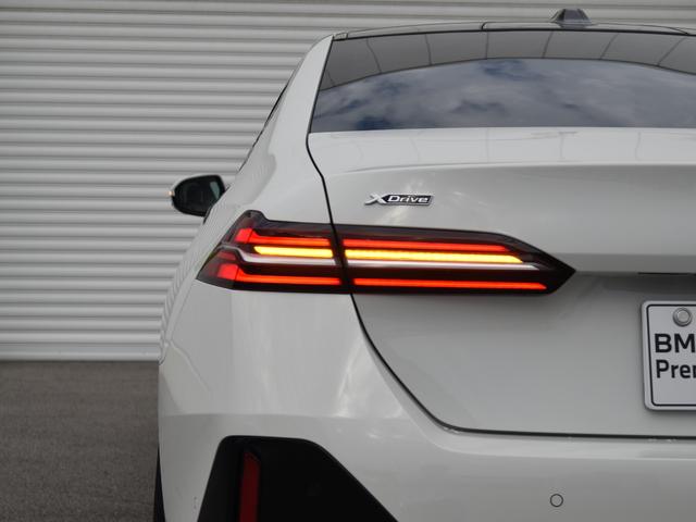 5シリーズ 523d xDrive Mスポーツ 弊社デモカー 電動パノラマルーフ harman/kardon アダプティブサス アイコニックグロー 前後シートヒーター ランバーサポート ドライビングアシストプロ パークアシストプロ オートトランク(9枚目)