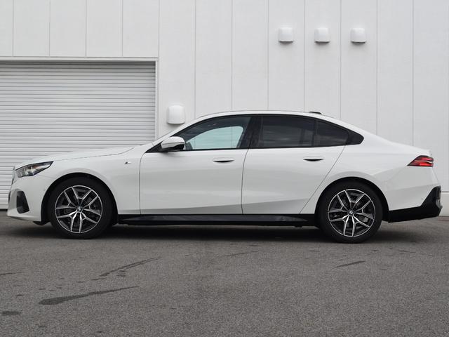 5シリーズ 523d xDrive Mスポーツ 弊社デモカー 電動パノラマルーフ harman/kardon アダプティブサス アイコニックグロー 前後シートヒーター ランバーサポート ドライビングアシストプロ パークアシストプロ オートトランク(13枚目)