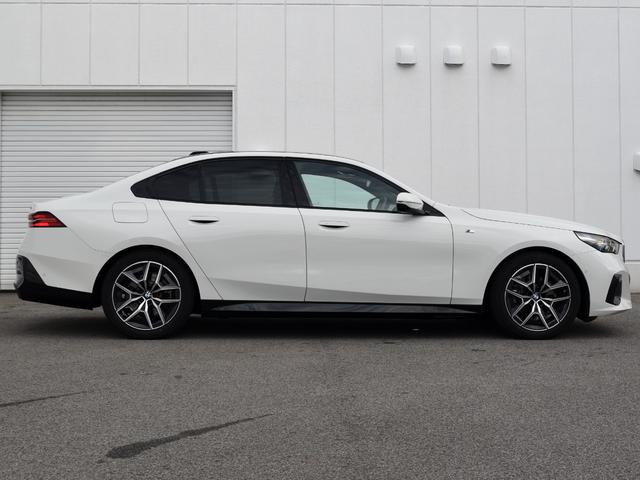5シリーズ 523d xDrive Mスポーツ 弊社デモカー 電動パノラマルーフ harman/kardon アダプティブサス アイコニックグロー 前後シートヒーター ランバーサポート ドライビングアシストプロ パークアシストプロ オートトランク(14枚目)