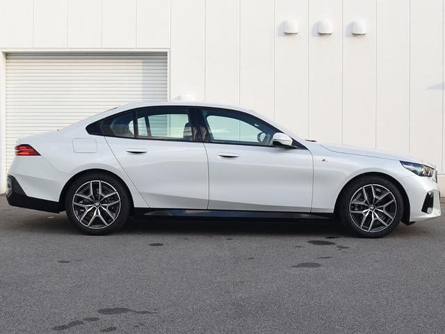 ５シリーズ ５２３ｉ　Ｍスポーツ　弊社デモカー　アダプティブサス　オートトランク　アイコニックグロー　ウッドトリム　前後シートヒーター　ドライビングアシストプロ　パークアシストプロ　ナビ　地デジ　ワイヤレスチャージ　アラームシステム（5枚目）
