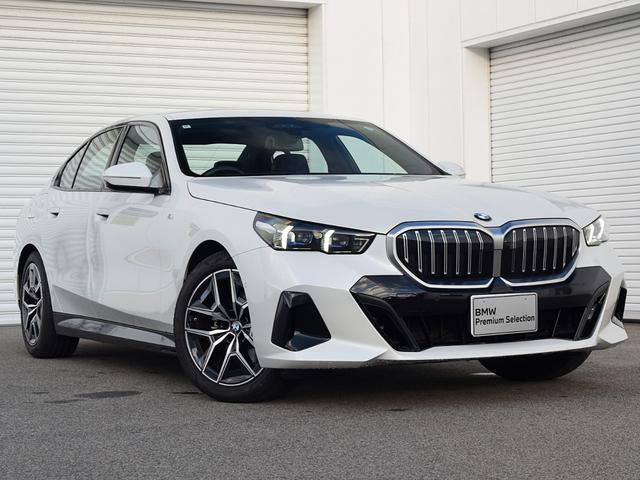 ５シリーズ ５２３ｉ　Ｍスポーツ　弊社デモカー　アダプティブサス　オートトランク　アイコニックグロー　ウッドトリム　前後シートヒーター　ドライビングアシストプロ　パークアシストプロ　ナビ　地デジ　ワイヤレスチャージ　アラームシステム（6枚目）