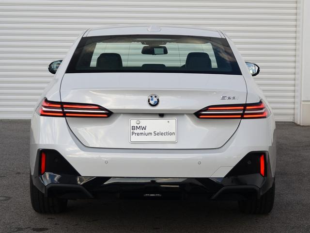 ５シリーズ ５２３ｉ　Ｍスポーツ　弊社デモカー　アダプティブサス　オートトランク　アイコニックグロー　ウッドトリム　前後シートヒーター　ドライビングアシストプロ　パークアシストプロ　ナビ　地デジ　ワイヤレスチャージ　アラームシステム（8枚目）