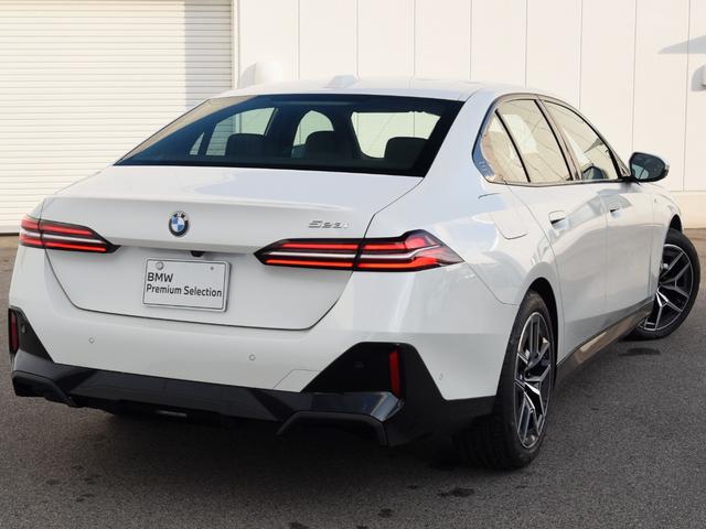 ５シリーズ ５２３ｉ　Ｍスポーツ　弊社デモカー　アダプティブサス　オートトランク　アイコニックグロー　ウッドトリム　前後シートヒーター　ドライビングアシストプロ　パークアシストプロ　ナビ　地デジ　ワイヤレスチャージ　アラームシステム（9枚目）