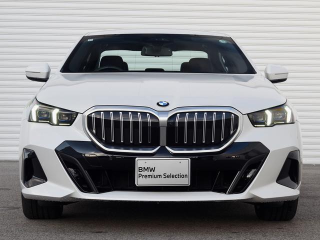 ５シリーズ ５２３ｉ　Ｍスポーツ　弊社デモカー　アダプティブサス　オートトランク　アイコニックグロー　ウッドトリム　前後シートヒーター　ドライビングアシストプロ　パークアシストプロ　ナビ　地デジ　ワイヤレスチャージ　アラームシステム（10枚目）
