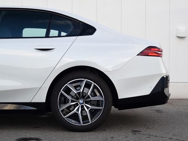 ５シリーズ ５２３ｉ　Ｍスポーツ　弊社デモカー　アダプティブサス　オートトランク　アイコニックグロー　ウッドトリム　前後シートヒーター　ドライビングアシストプロ　パークアシストプロ　ナビ　地デジ　ワイヤレスチャージ　アラームシステム（14枚目）