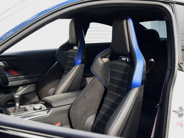 Ｍ２ ベースグレード　６速ＭＴ　Ｍレーストラックパッケージ　１９／２０インチＡＷ　　コンパウンドブレーキ　レッドキャリパー　カーボン　ルーフ　トリム　バケットシート　黒革メリノＦヒーター　アダプティブＭサス　Ｍシートベルト（3枚目）