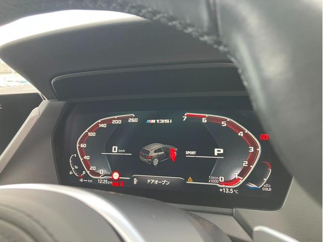 1シリーズ M135i xDrive 電動パノラマルーフ 純正AW Mスポーツブレーキ Mスポーツサス Mレザーステアリング Mリアスポイラー シートヒーター ランバーサポート オートトランク コンフォートアクセス ミラーETC SOS(10枚目)