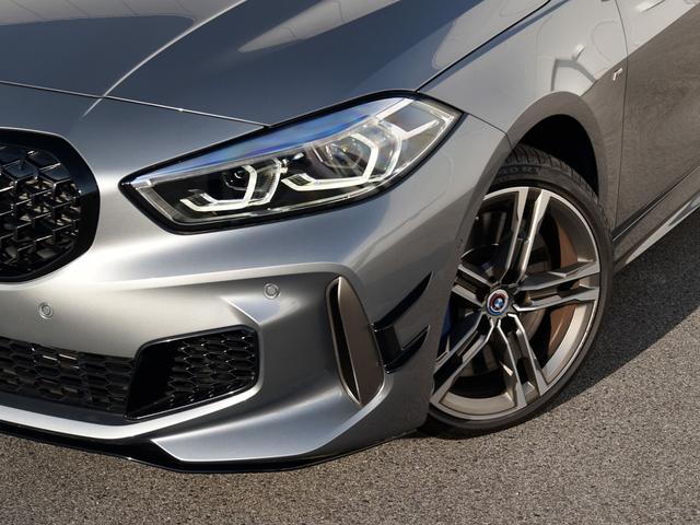 1シリーズ M135i xDrive Mパフォーマンスエアロ アクティブクルコン 純正AW Mスポーツブレーキ Mスポーツサス Mレザーステアリング シートヒーター ランバーサポート オートトランク(11枚目)