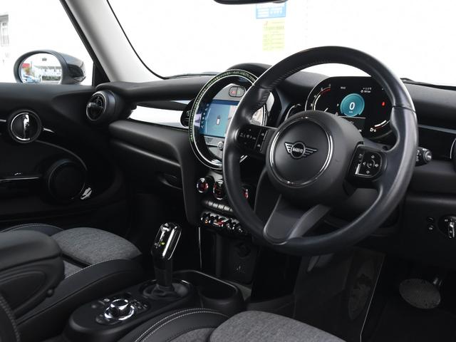 ＭＩＮＩ クーパーＤ　クラシック・トリム　Ａｐｐｌｅ　Ｃａｒｐｌａｙ　アダプティヴクルーズコントロール　　コンフォートアクセス　バックカメラ　ＰＤＣ　ドライビングモード　Ｄｒｉｖｉｎｇ　ａｓｓｉｓｔ（3枚目）