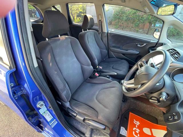 フィット G・10thアニバーサリー ETC ナビ TV オートライト スマートキー 電動格納ミラー チップアップシート CVT 盗難防止システム 衝突安全ボディ ABS CD エアコン パワーステアリング パワーウィンドウ(32枚目)