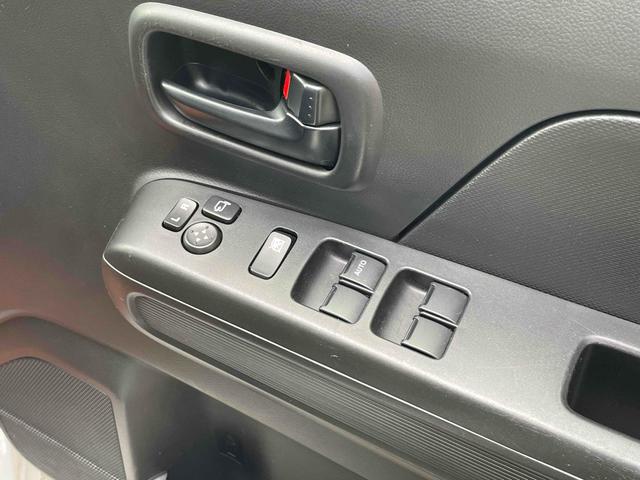 パワーウィンドウのスイッチですよ。運転席に居ながら窓を開け閉めのコントロールできますよ。