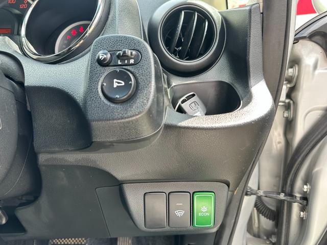 フィット １３Ｇ・スマートセレクション　ファインスタイル　当社下取車　禁煙車　ＣＤ　ＥＴＣ　ＨＩＤヘッドライト　オートライト　オートエアコン　スマートキー　リアシートチップアップ　リアシートダイブダウン　リアシートアンダートレー　ルームクリーニング済み（3枚目）