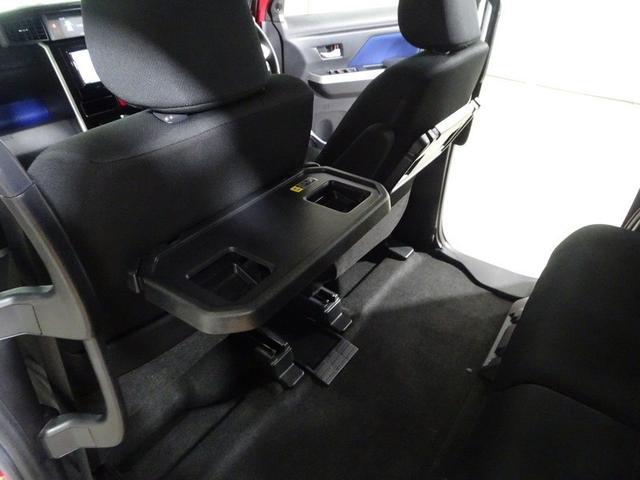 使い勝手の良いカップホルダー付きシートバックテーブル。