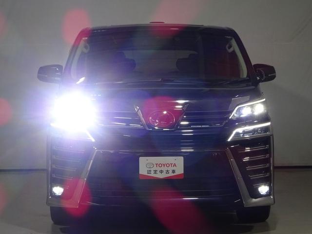 暗い夜道も明るく照らすＬＥＤヘッドライト装着車！夜間のドライブも安心です。悪天候の運転をサポートするフォグランプも付いています。