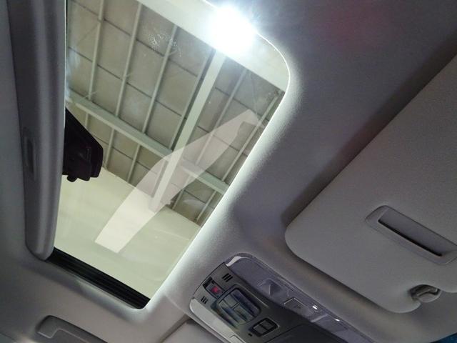 開放感あふれる電動サンルーフ付き！採光や換気、自由自在です。