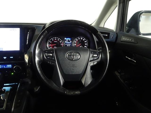 落ち着いた色遣いの運転席周り。飽きの来ないすっきりとしたデザイン。