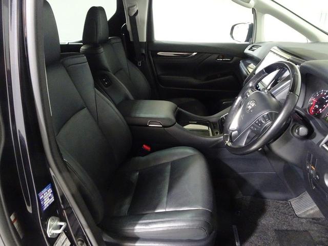 厚みがあって、座り心地のいいソファのようなシート。運転席も助手席もリラックスしてゆったりと座れます。