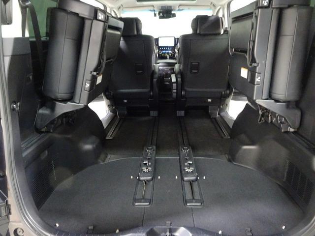 バックドアの開口が広く、荷物の積み下ろしがとても楽です。リヤシートを跳ね上げれば、さらに大容量のラゲージスペースに！