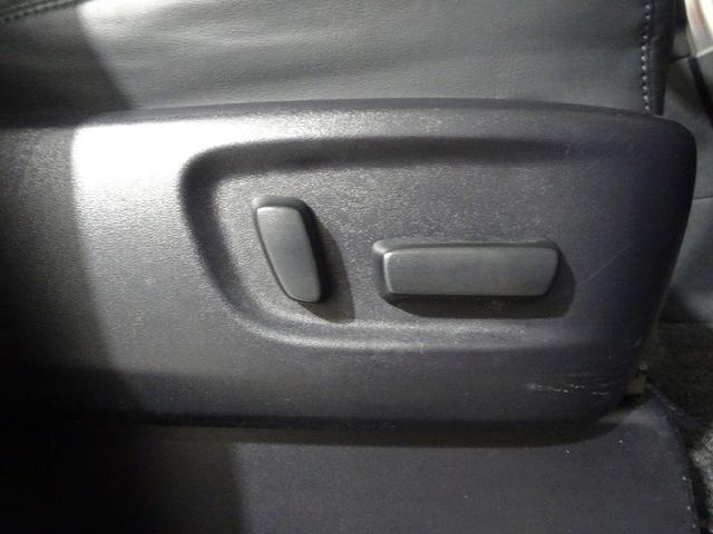 運転席のパワーシートスイッチ。シートポジションを細かく調整出来ます。