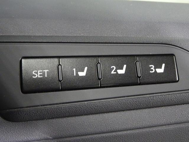 運転席にはシートポジションメモリー機能付き。お気に入りのドライビングポジションに、スイッチで簡単復帰します。