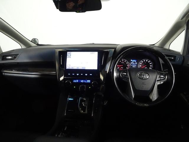 しっかりまとまった感のあるインパネ。各操作スイッチなども使いやすい位置に配置されています。