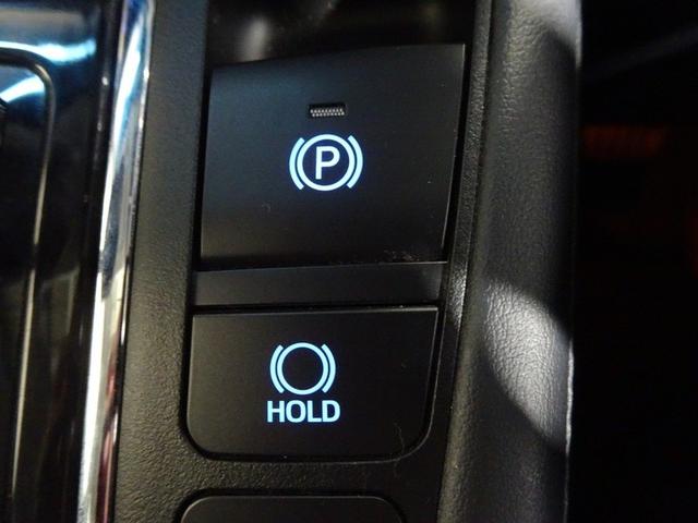 停車時にブレーキを踏むとそのまま保持をするブレーキホールド機能と、スイッチやシフトレバー操作で作動・解除する電動パーキングブレーキ付き。運転中のちょっとした負担を軽減してくれます。