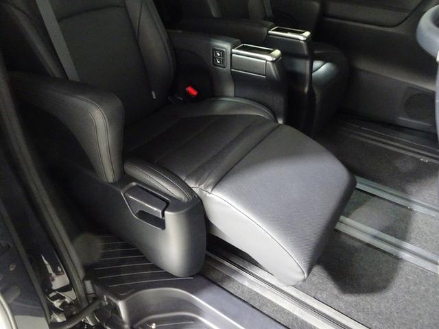 セカンドシートはキャプテンシートで足元も広く、オットマンも付いた快適空間です！
