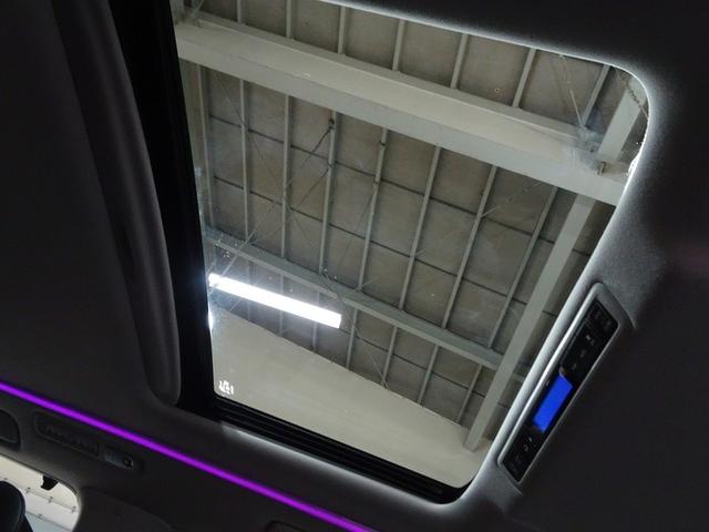 後席にもサンルーフ付き。明るい車内でドライブがますます楽しくなります。