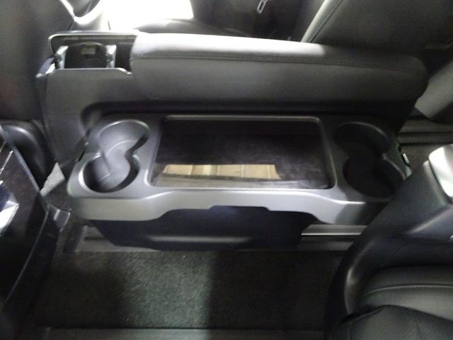 カップホルダー付きサイドテーブル。格納すると、サードシートへのウォークスルーも出来ます。