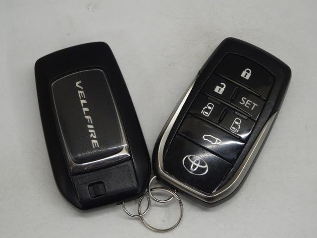 スマートキー。これを持っているだけで、ドアロックの開閉、スライドドアの開閉、エンジン始動がワンタッチ。