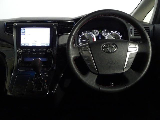 落ち着いた色遣いの運転席周り。飽きの来ないすっきりとしたデザイン。