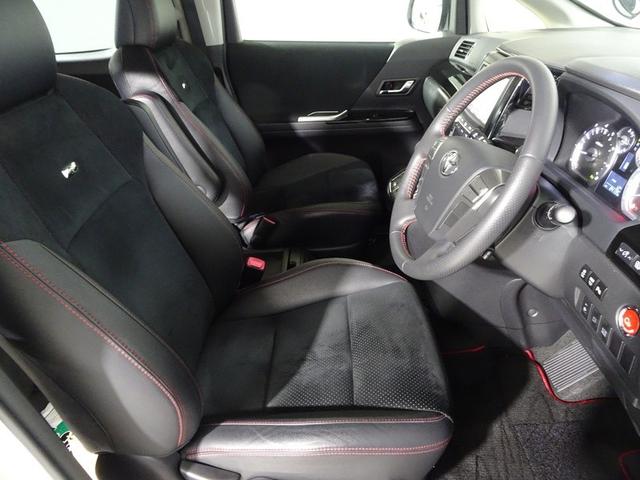 厚みがあって、座り心地のいいソファのようなシート。運転席も助手席もリラックスしてゆったりと座れます。