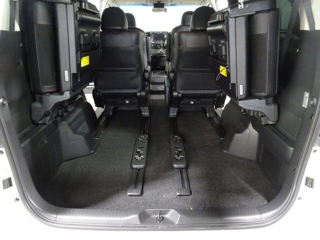 バックドアの開口が広く、荷物の積み下ろしがとても楽です。リヤシートを跳ね上げれば、さらに大容量のラゲージスペースに！